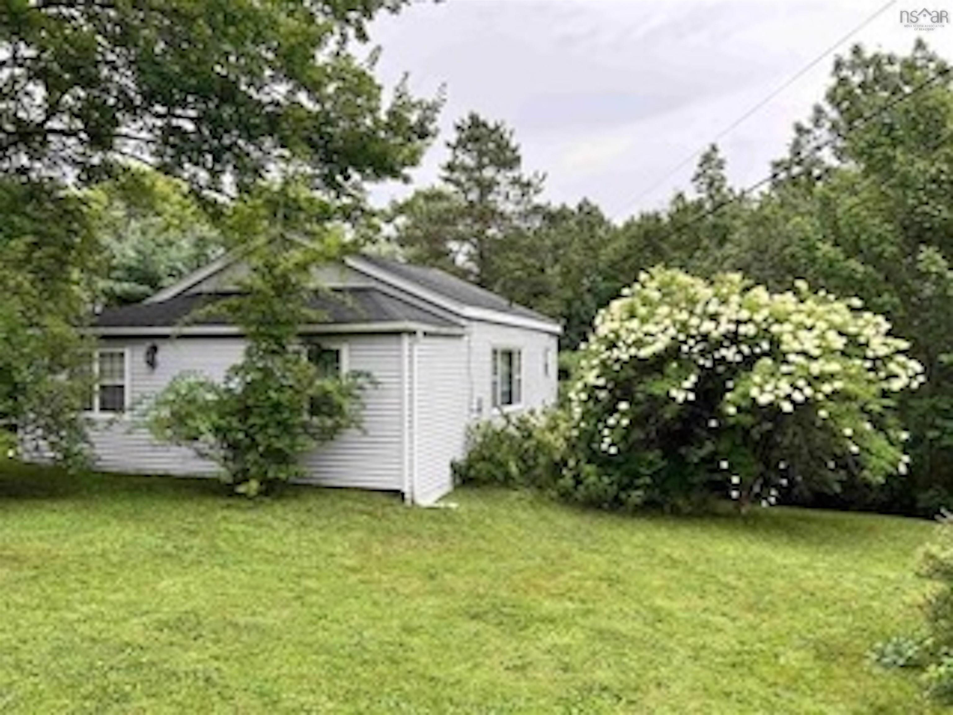 17 Lakeview Avenue, Middle Sackville NS B4E 3B5 - MLS 202515501