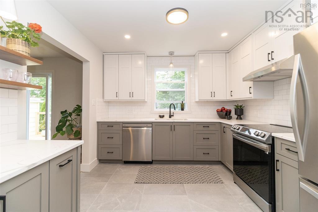 Thumbnail image for 2892 Connaught Avenue MLS<sup>®</sup> 202523146