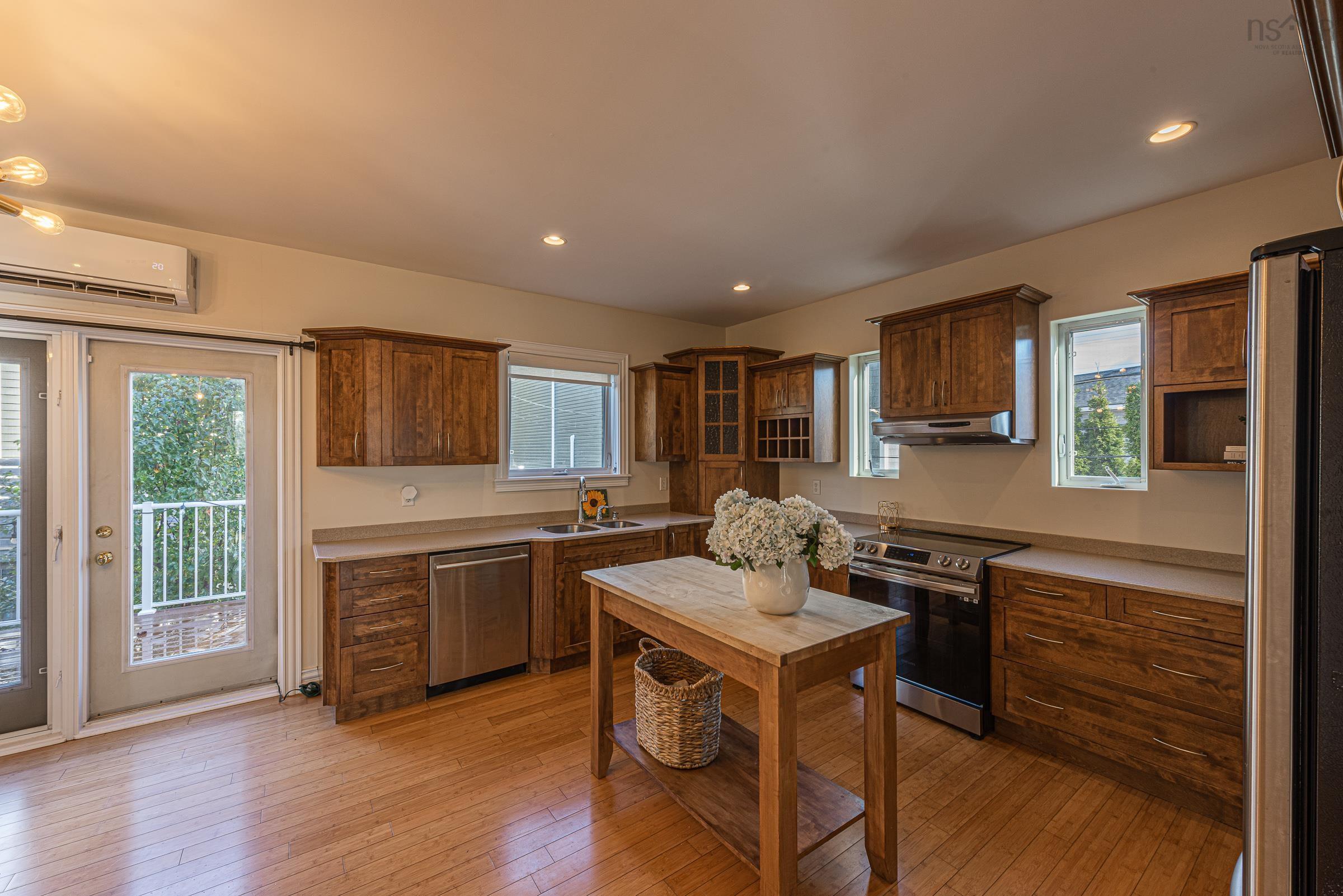 Thumbnail image for 2077 Quinn Street MLS<sup>®</sup> 202528078