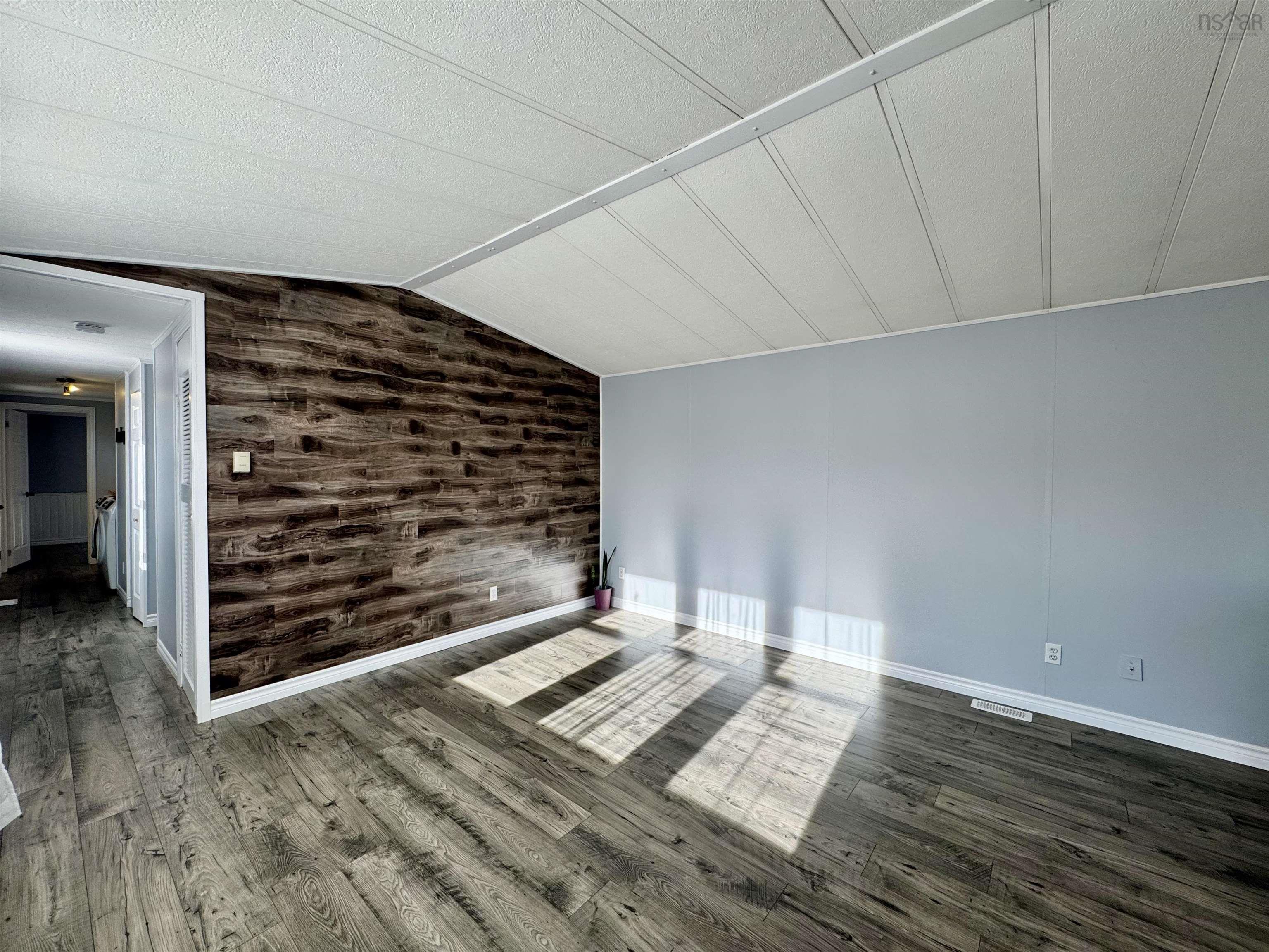 Thumbnail image for 1535 Woodbine Drive MLS<sup>®</sup> 202528420