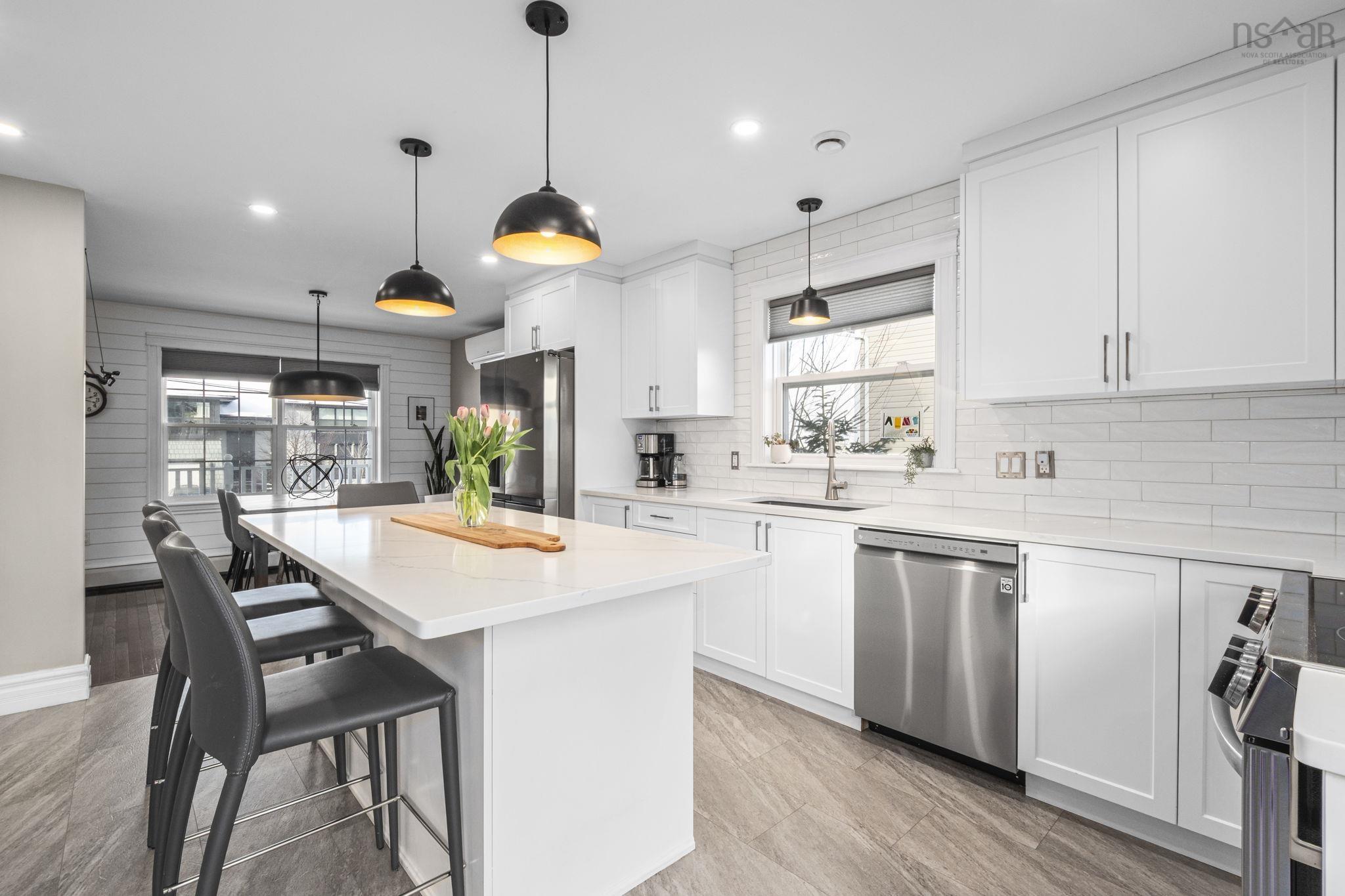 Thumbnail image for 833 Basinview Drive MLS<sup>®</sup> 202529264