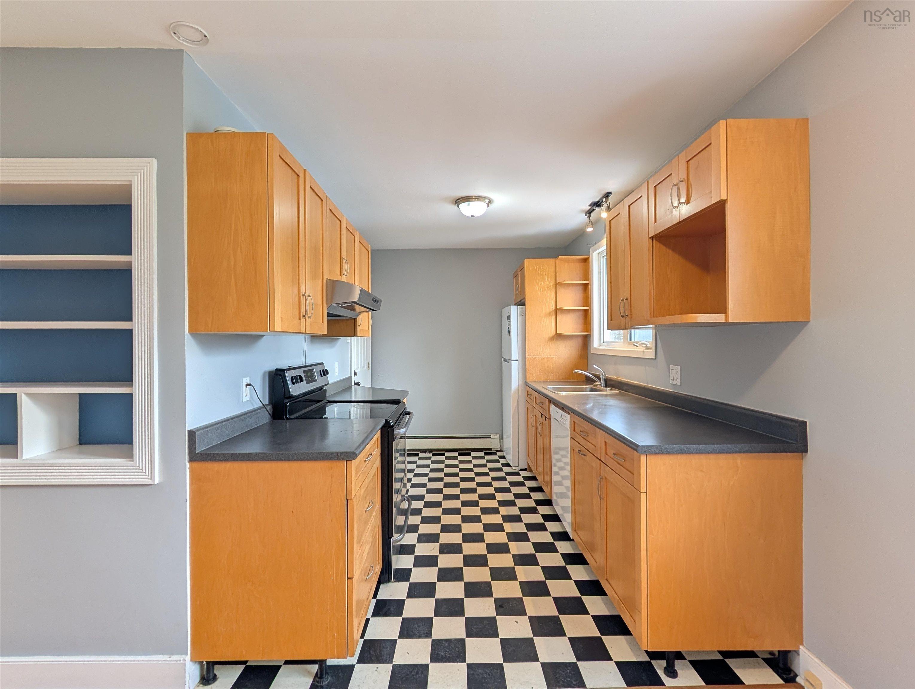 Thumbnail image for 2 & 2A Parkmoor Avenue MLS<sup>®</sup> 202529437