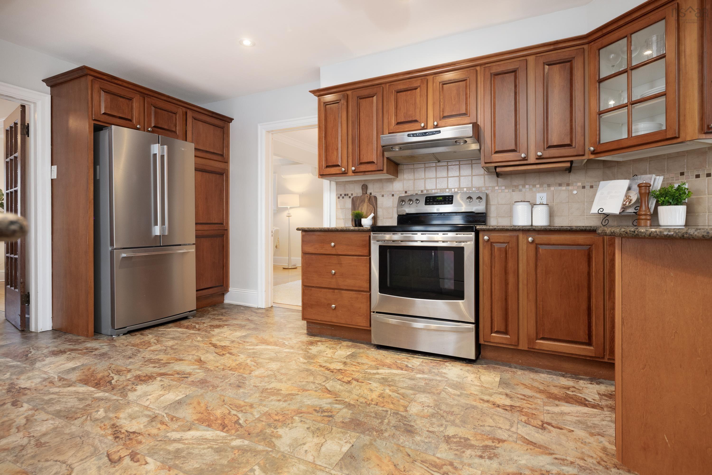 Thumbnail image for 2420 Westmount Street MLS<sup>®</sup> 202529478