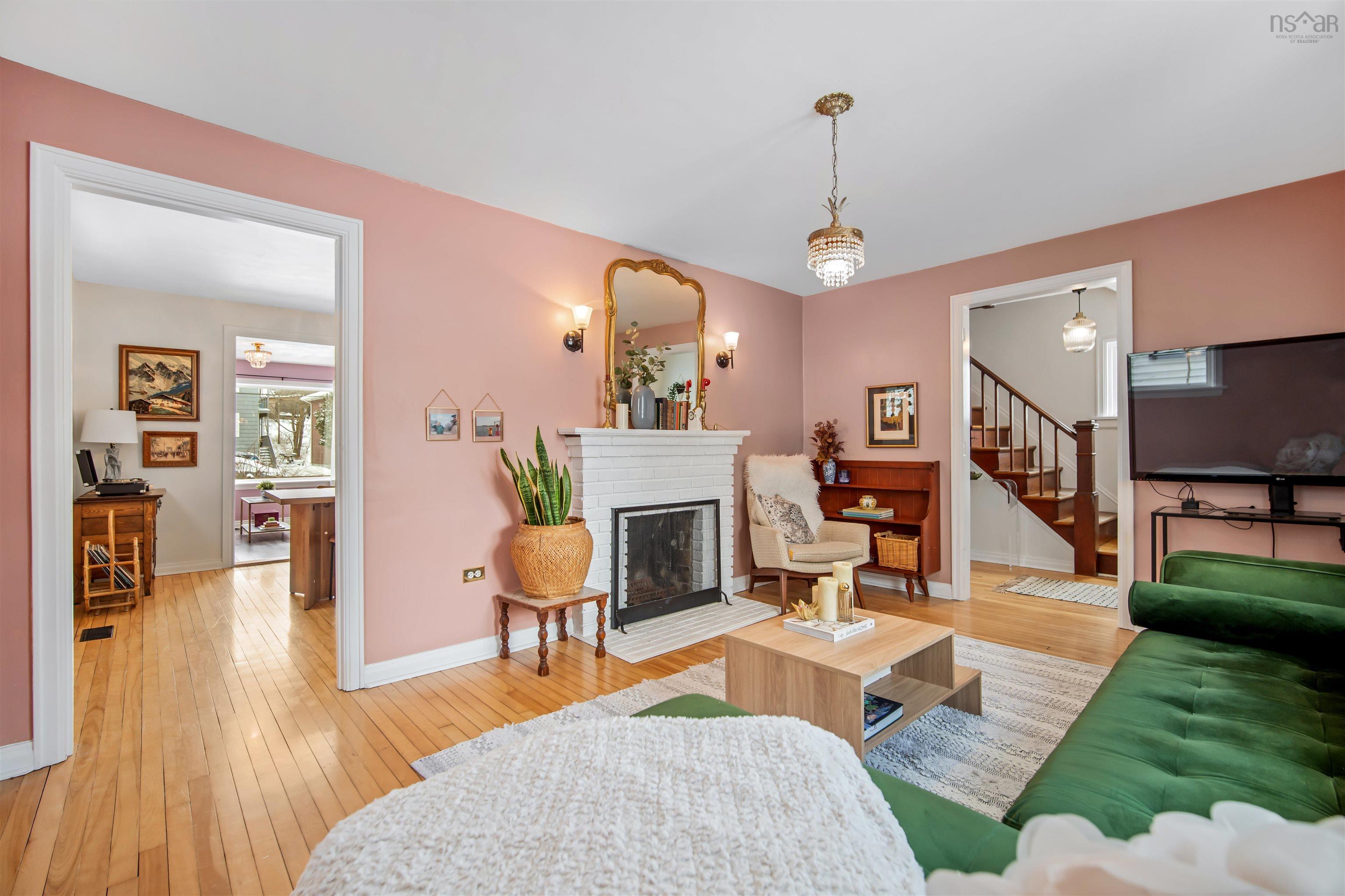 Thumbnail image for 332 Portland Street MLS<sup>®</sup> 202601743