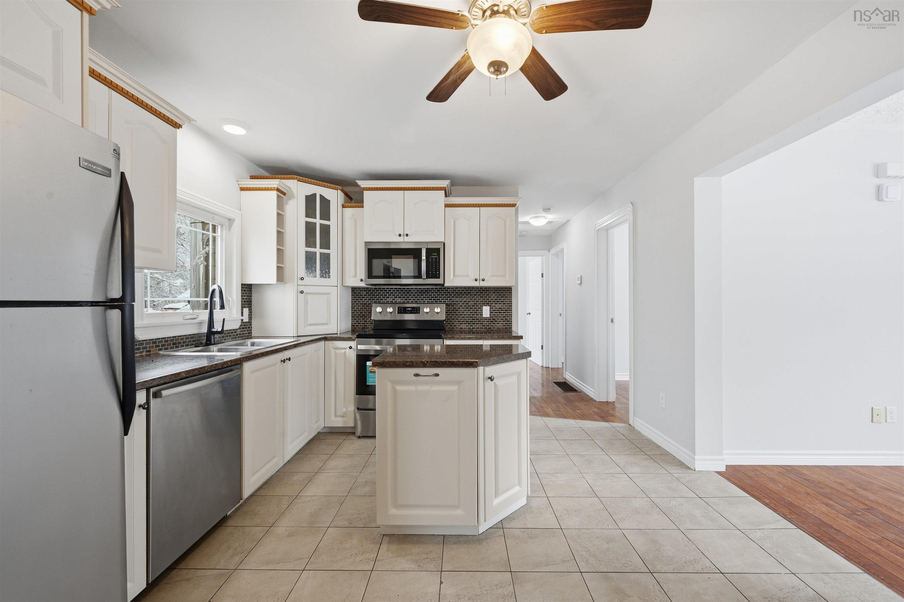 Thumbnail image for 163 Quaker Crescent MLS<sup>®</sup> 202602533