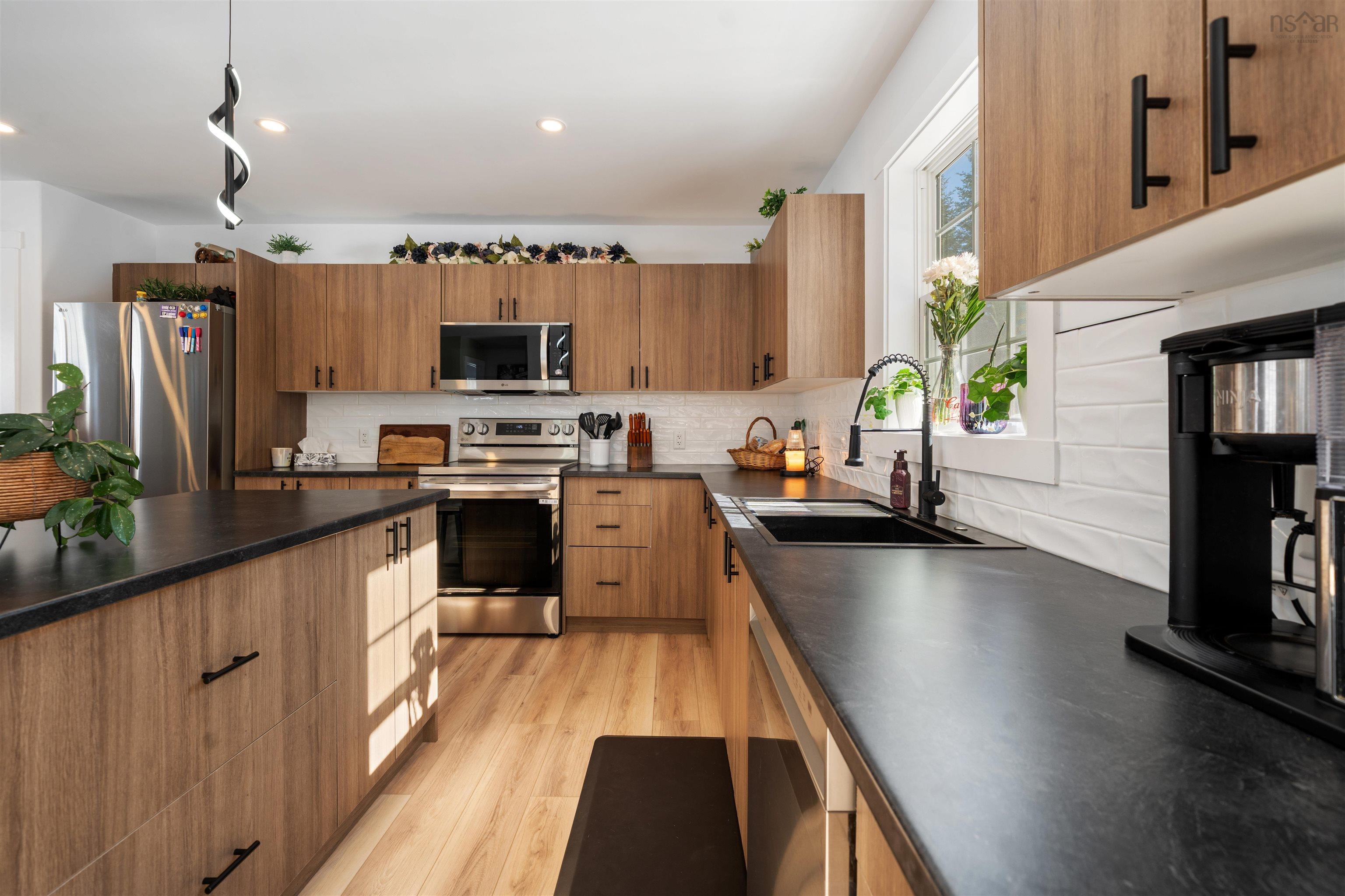 Thumbnail image for 420 Lays Lake Road MLS<sup>®</sup> 202603751