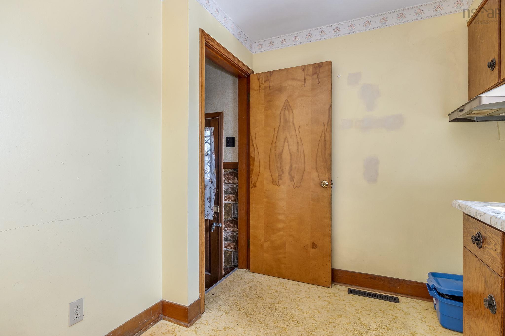 Thumbnail image for 42 Oakwood Avenue MLS<sup>®</sup> 202604448