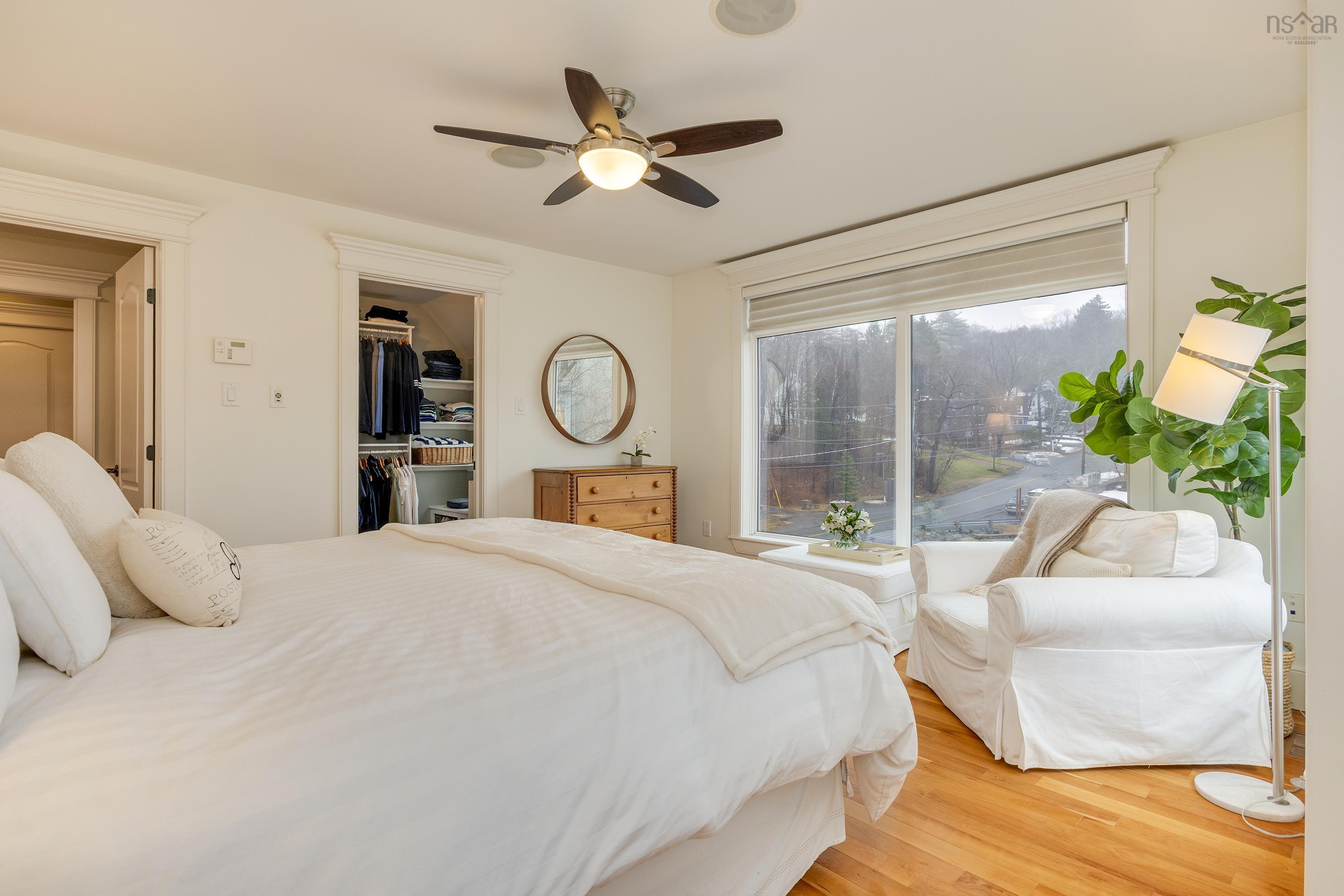 Thumbnail image for 825 Shore Drive MLS<sup>®</sup> 202605367