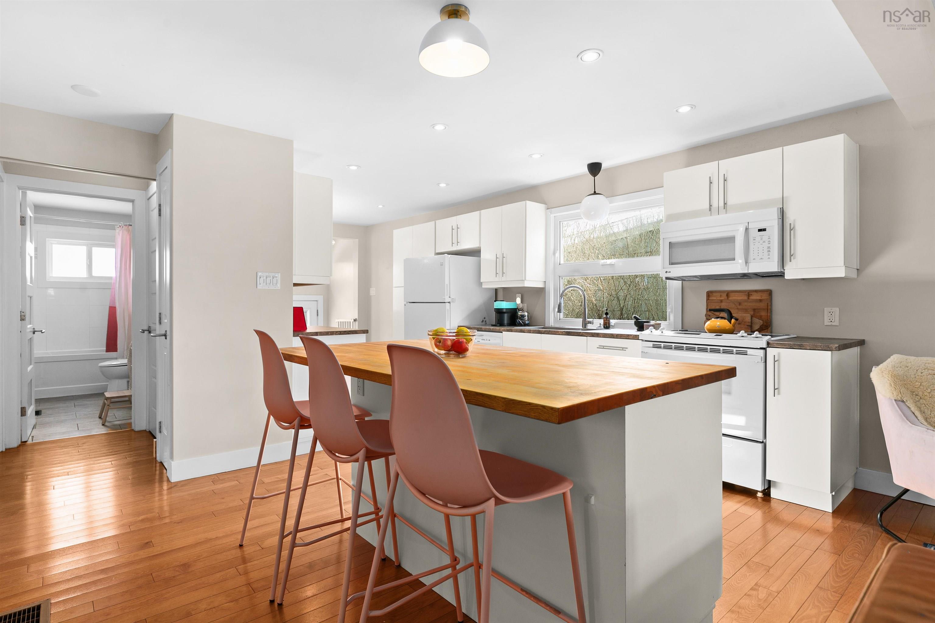 Thumbnail image for 6484 Roslyn Road MLS<sup>®</sup> 202605514