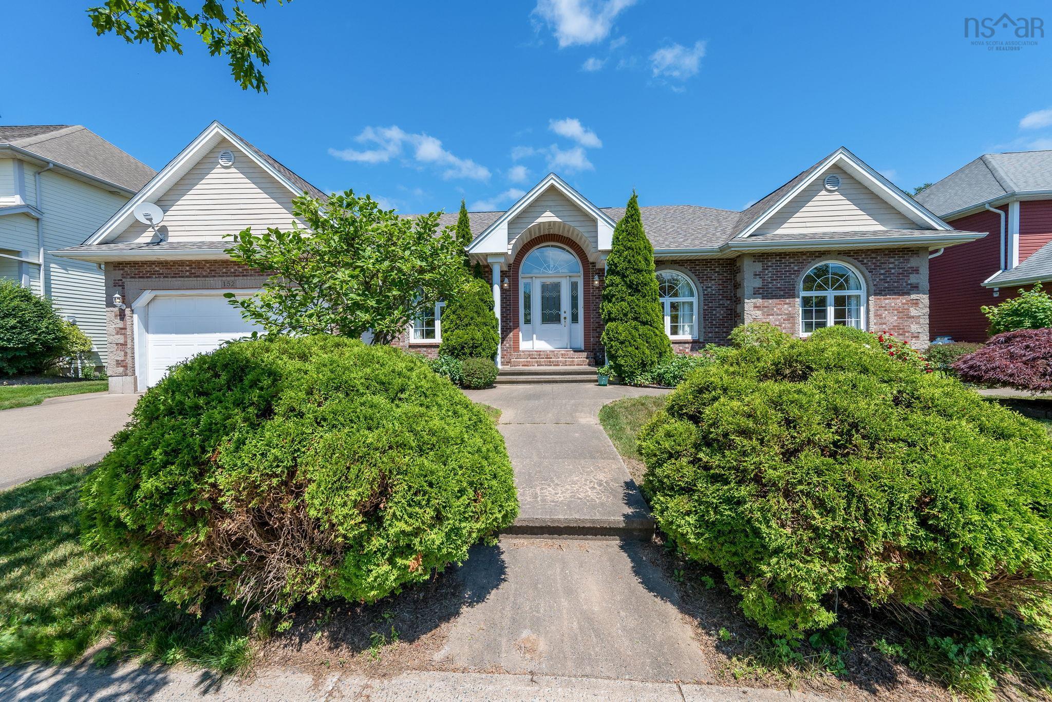 Thumbnail image for 152 Roxbury Crescent MLS<sup>®</sup> 202608481