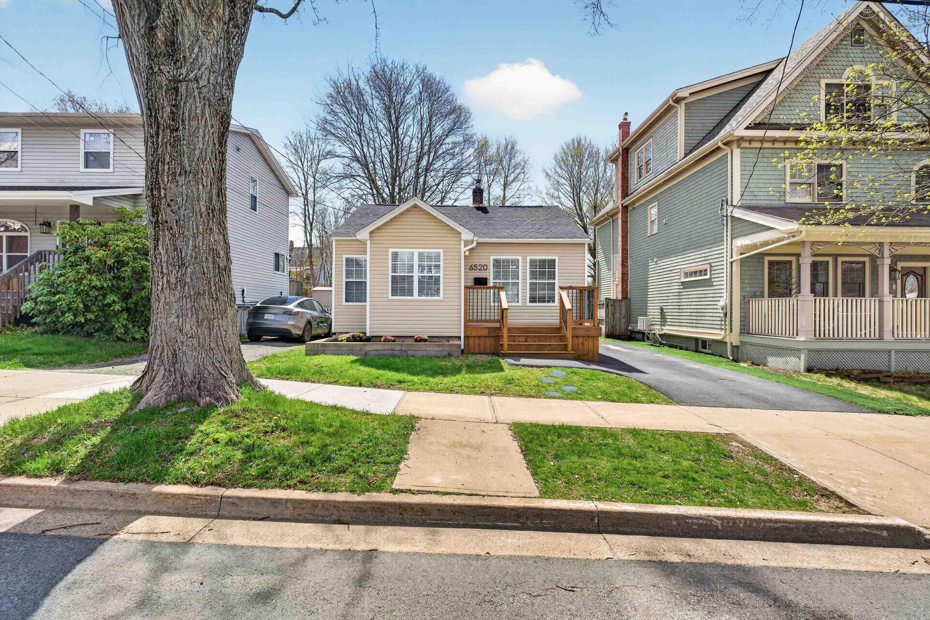 Thumbnail image for 6520 Roslyn Road MLS<sup>®</sup> 202610525