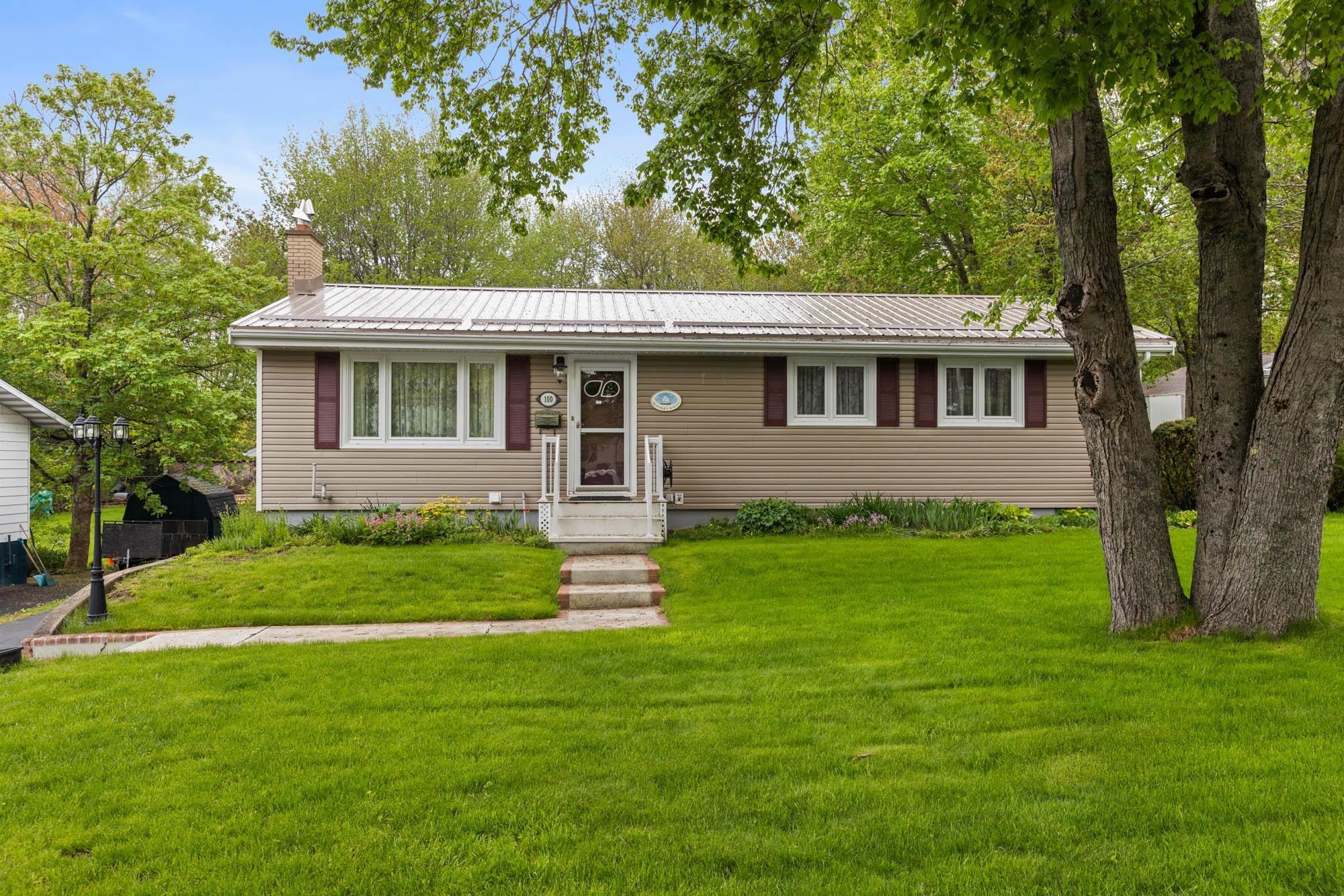 Thumbnail image for 100 SKYRIDGE Avenue MLS<sup>®</sup> 202612710