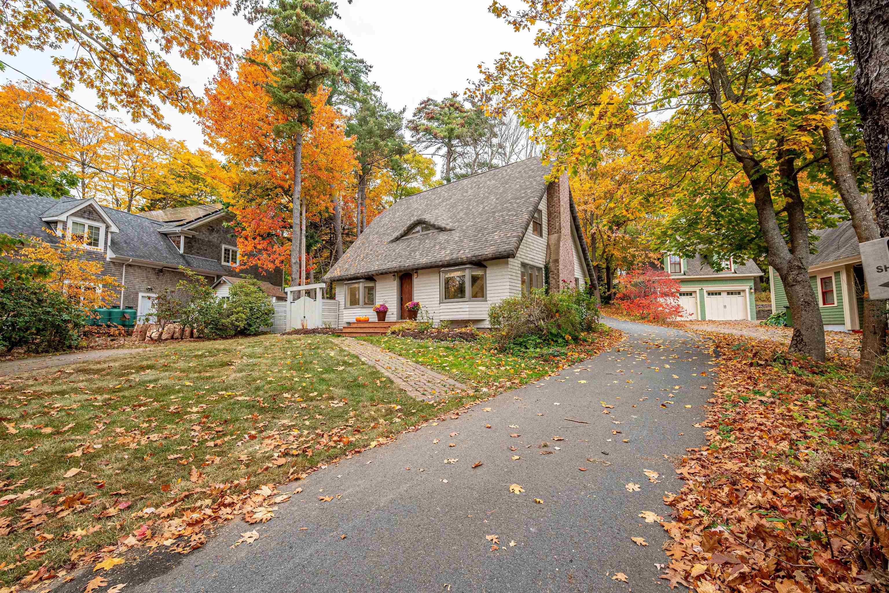 Thumbnail image for 680 Shore Drive MLS<sup>®</sup> 202614436