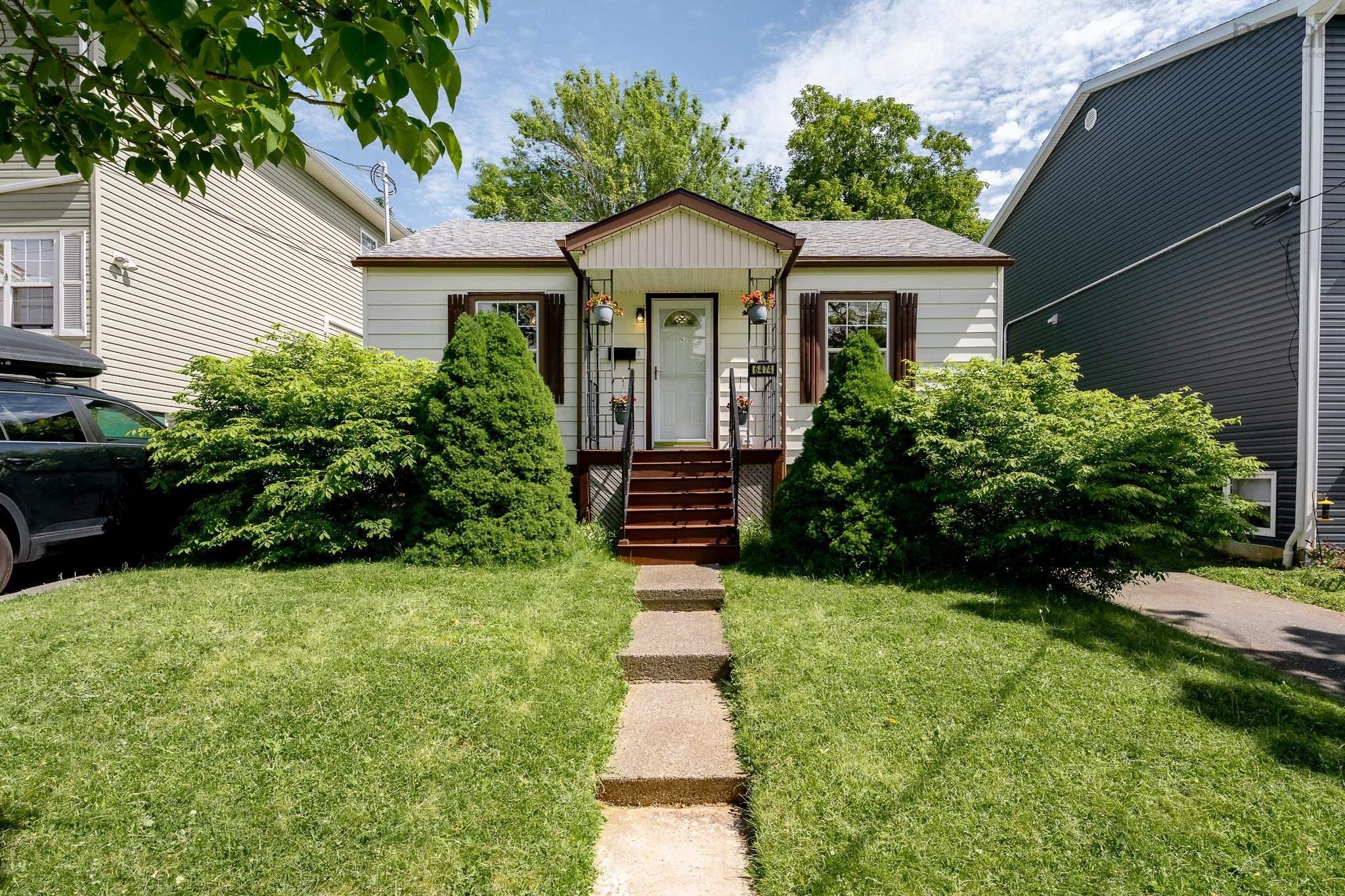 Thumbnail image for 6474 Roslyn Road MLS<sup>®</sup> 202614994