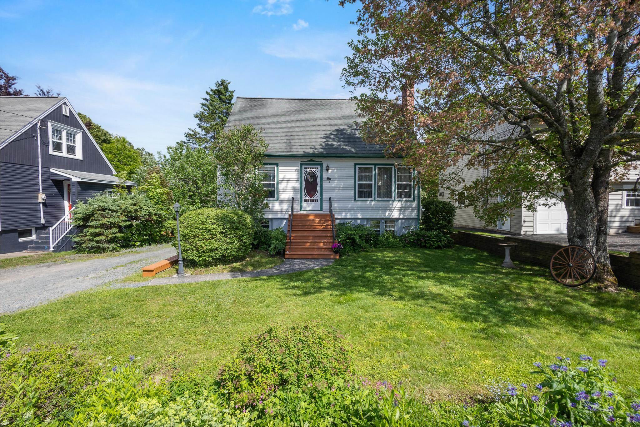Thumbnail image for 10 Parkdale Avenue MLS<sup>®</sup> 202615007