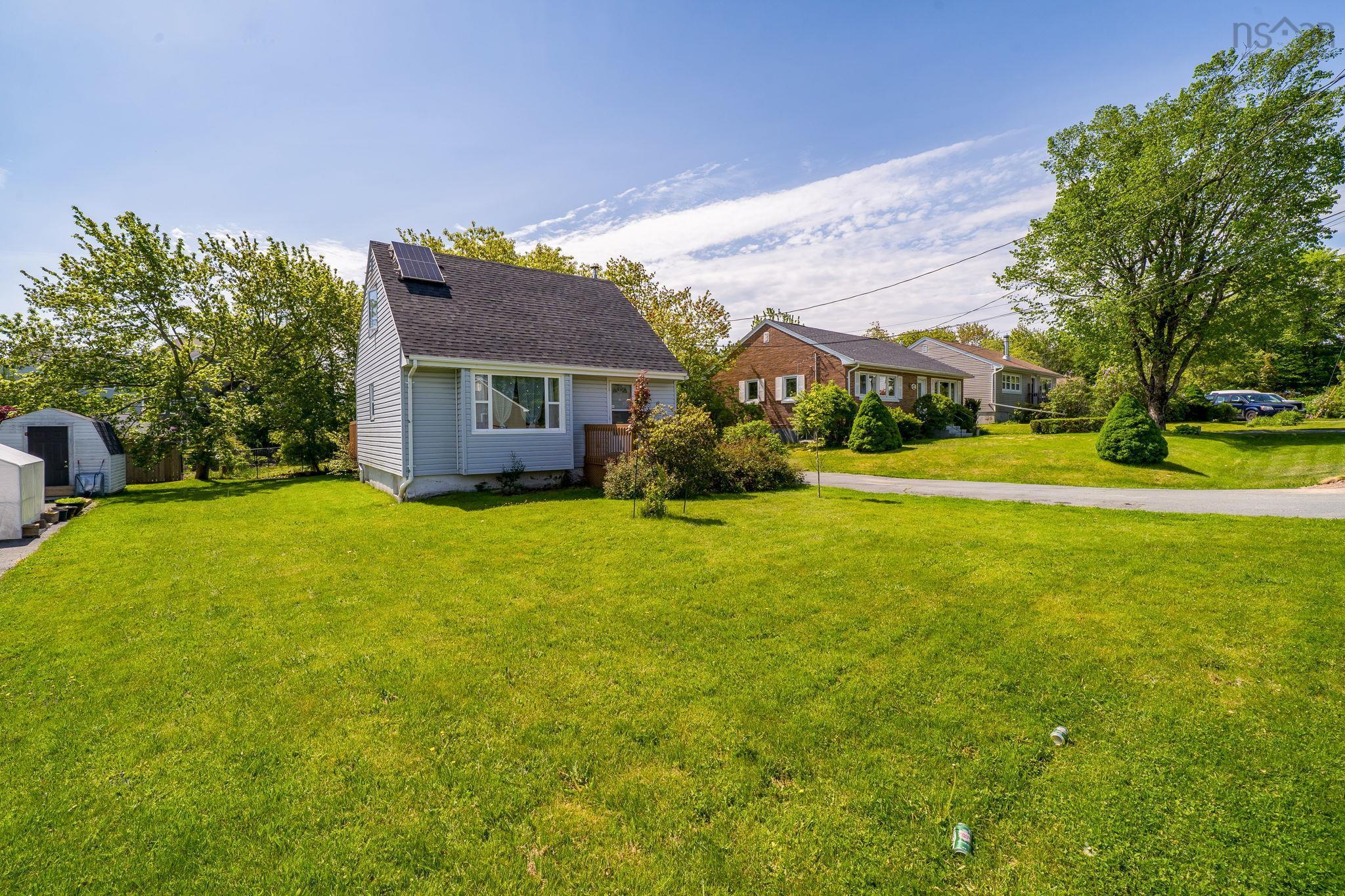 Thumbnail image for 18 Avon Crescent MLS<sup>®</sup> 202615347