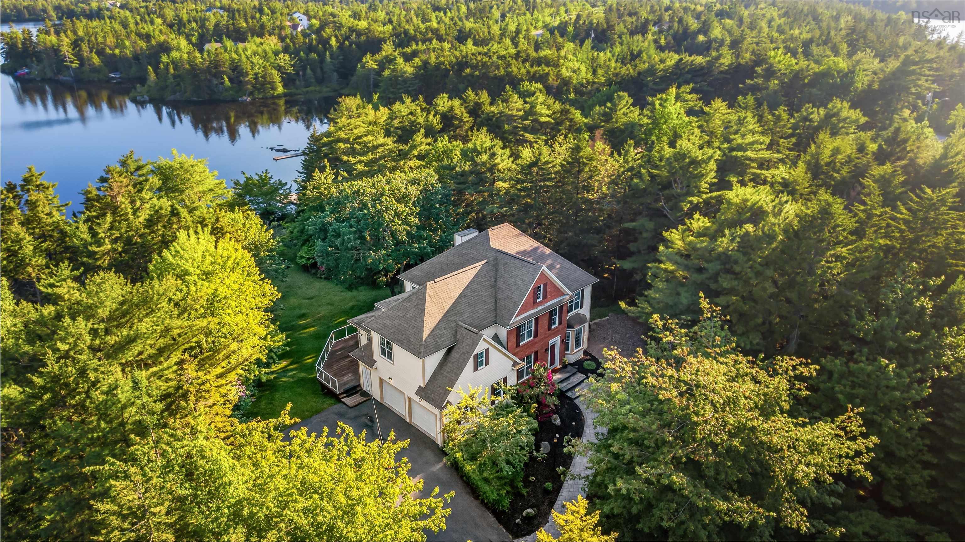 Thumbnail image for 105 Lakeshore Drive MLS<sup>®</sup> 202615693