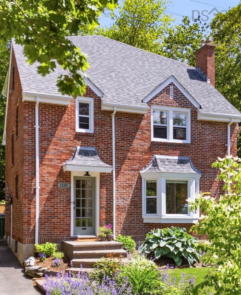 Thumbnail image for 1135 Rockcliffe Street MLS<sup>®</sup> 202616947