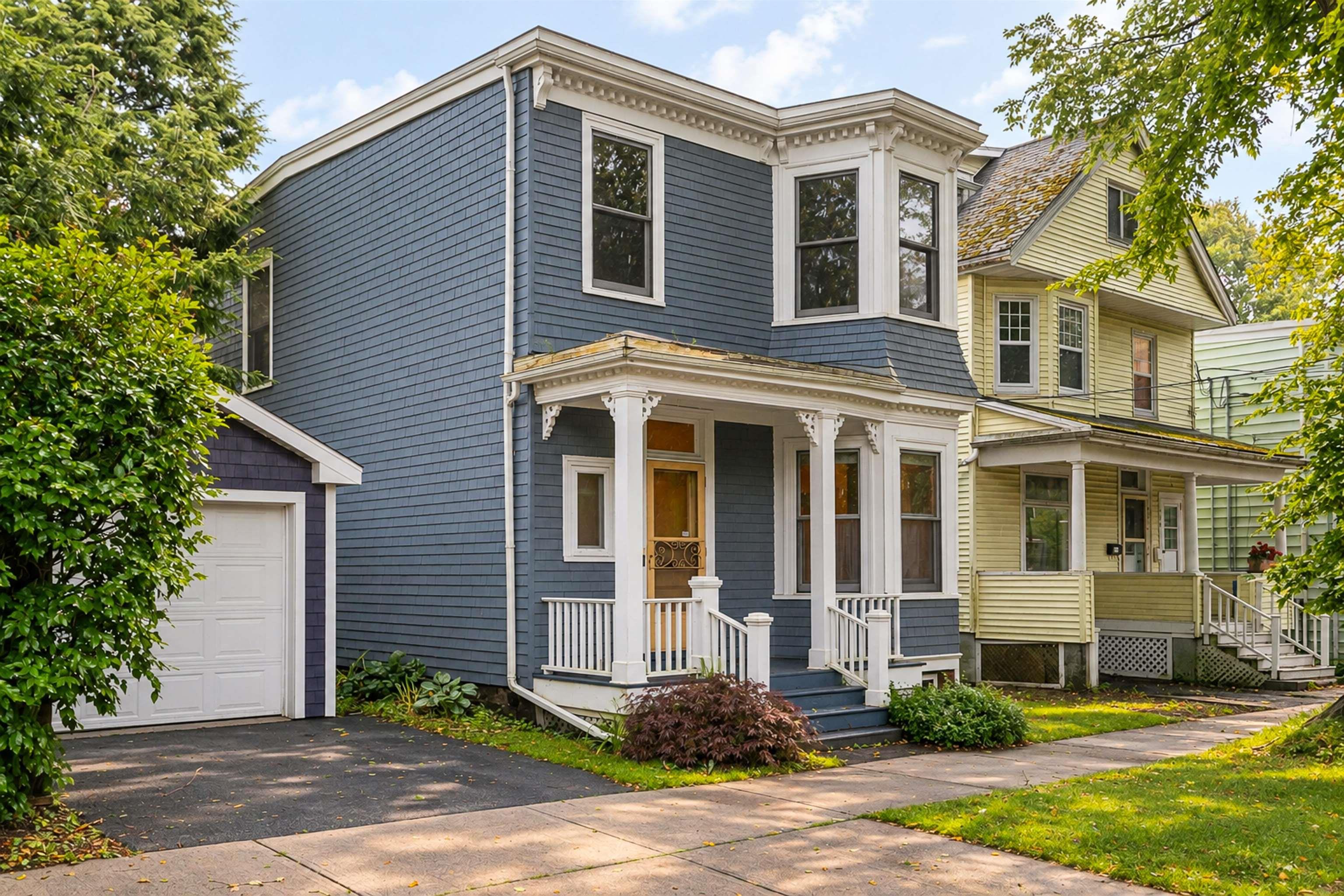 Thumbnail image for 1695 Edward Street MLS<sup>®</sup> 202623361