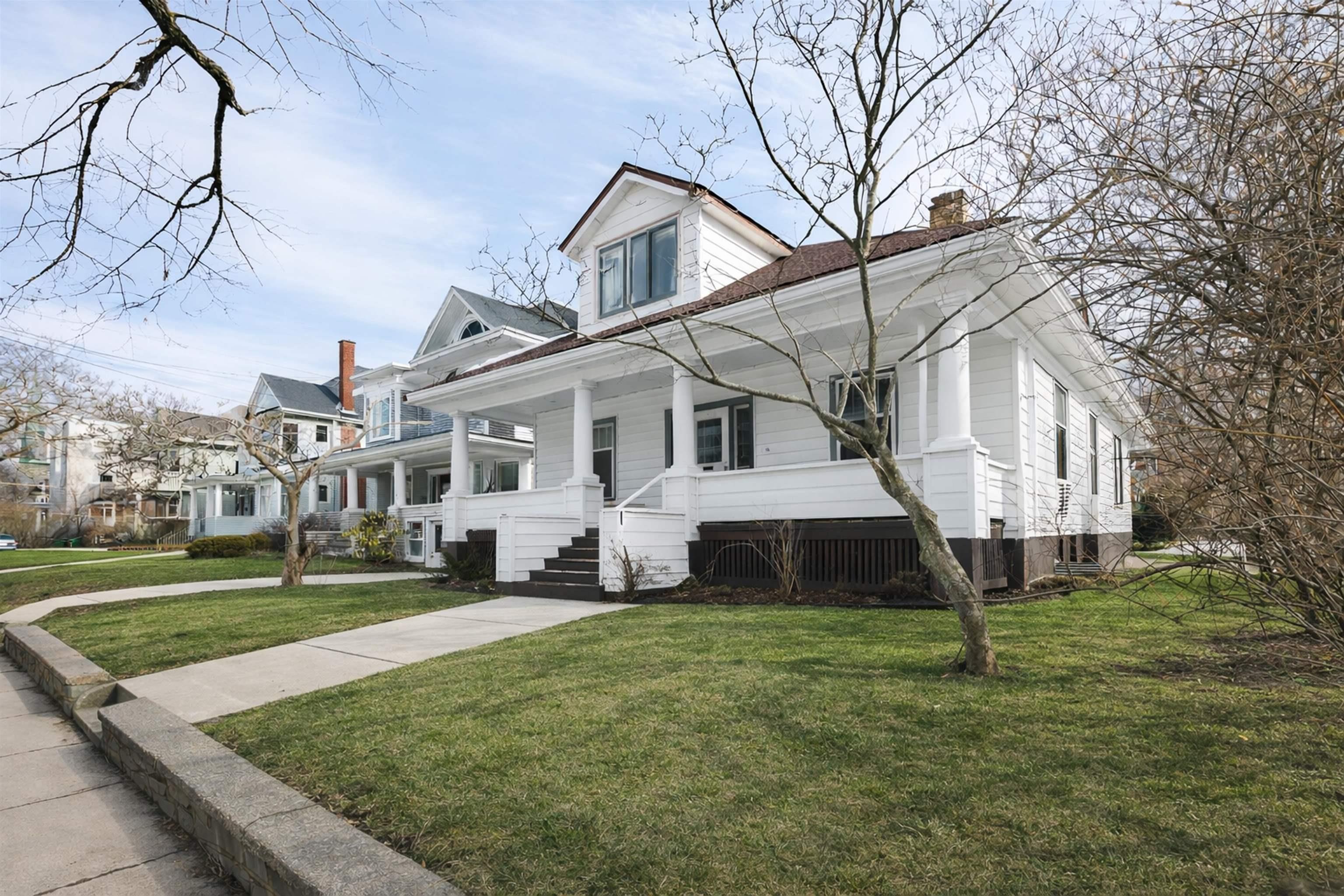 Thumbnail image for 1645 Oxford Street MLS<sup>®</sup> 202623438