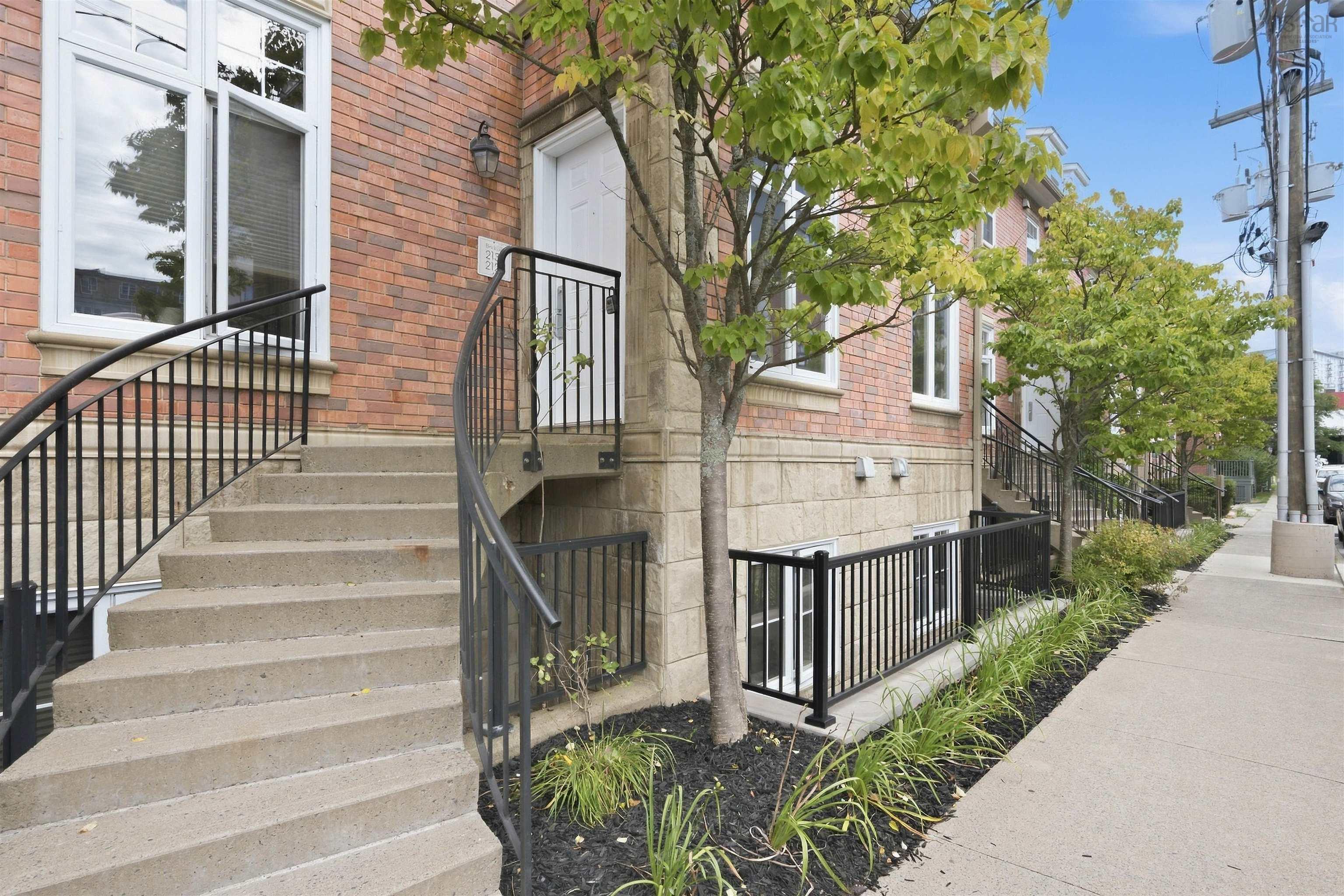 Thumbnail image for 2131 Maitland Street MLS<sup>®</sup> 202623710