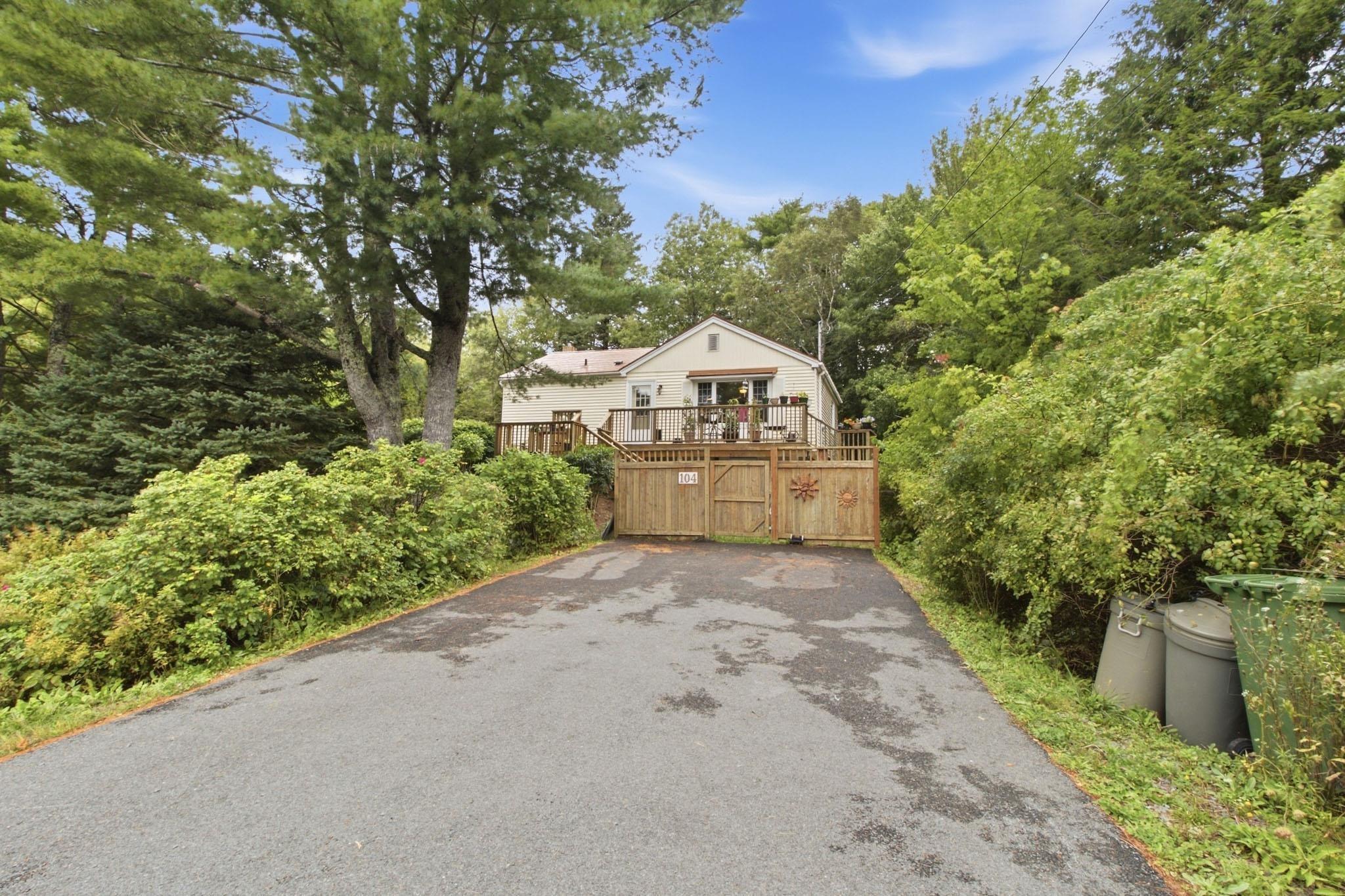 Thumbnail image for 104 Lakeview Avenue MLS<sup>®</sup> 202624223