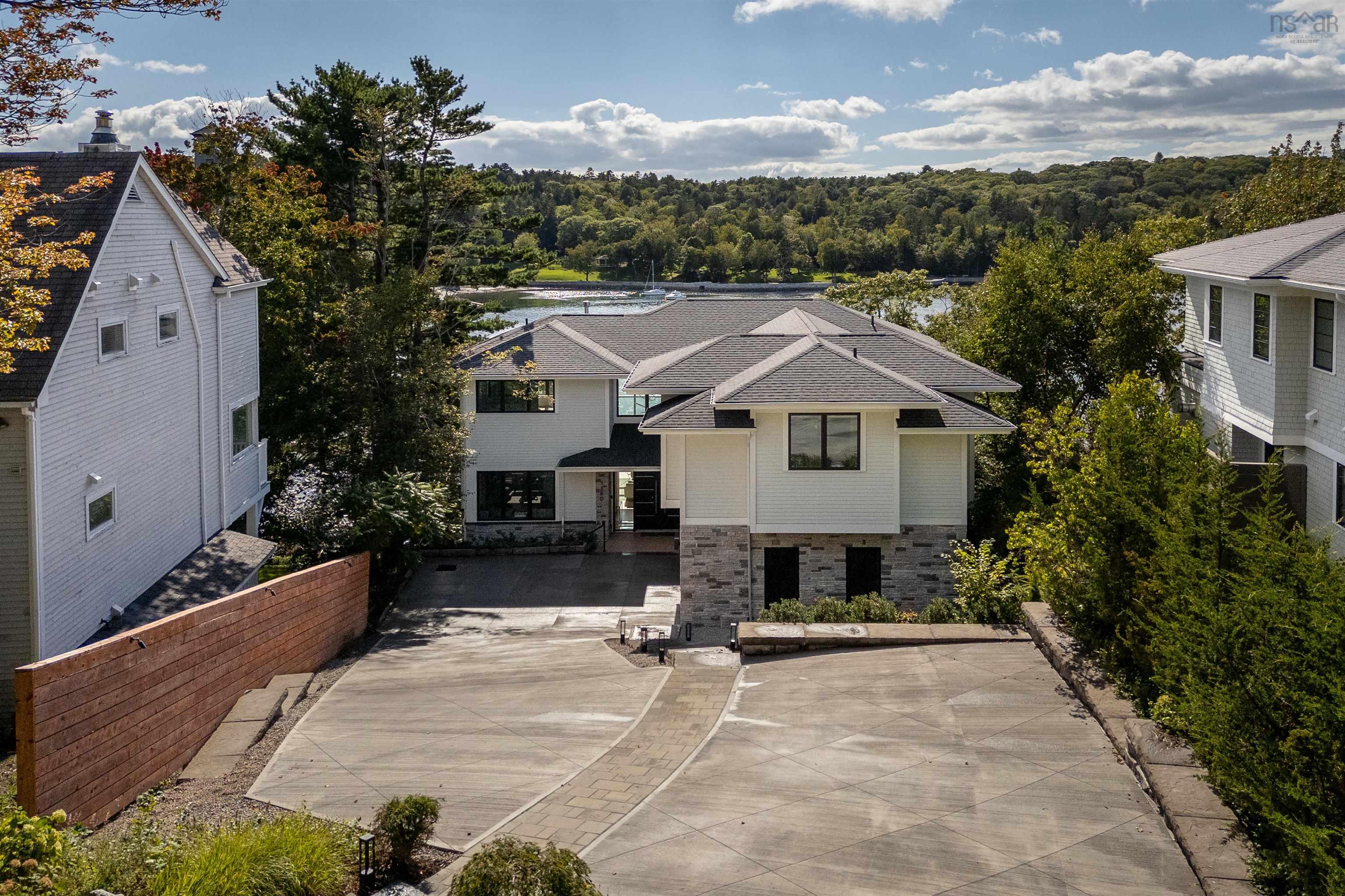 Thumbnail image for 1160 Rockcliffe Street MLS<sup>®</sup> 202624563