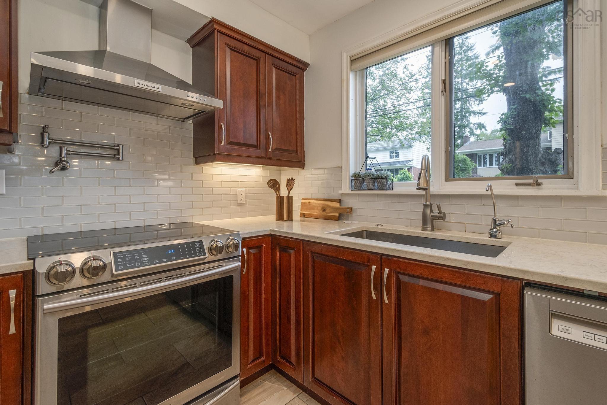 Thumbnail image for 5905 Bilton Lane MLS<sup>®</sup> 202521844