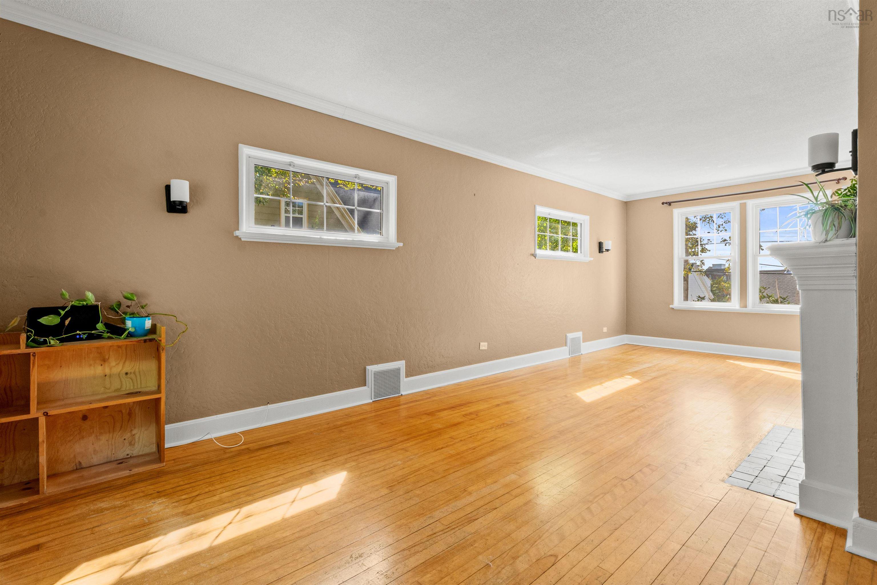 Thumbnail image for 137 Pleasant Street MLS<sup>®</sup> 202523719