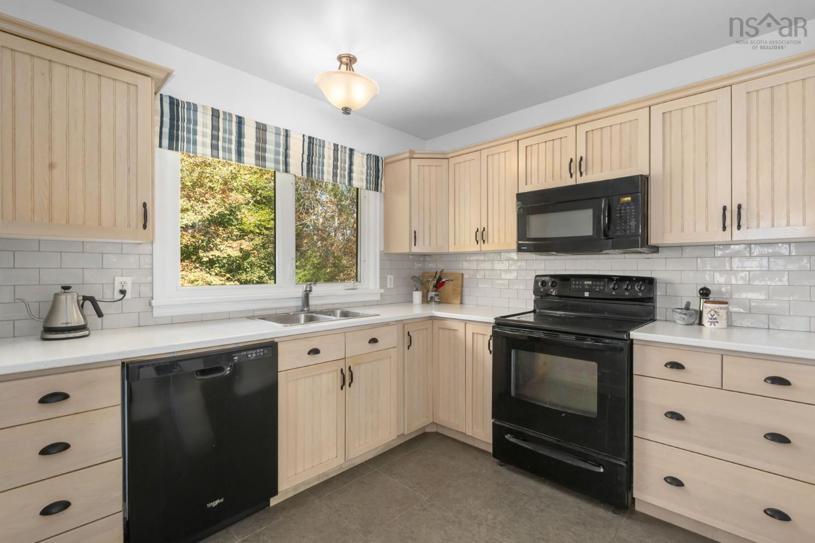 Thumbnail image for 10 Ellenvale Avenue MLS<sup>®</sup> 202525966