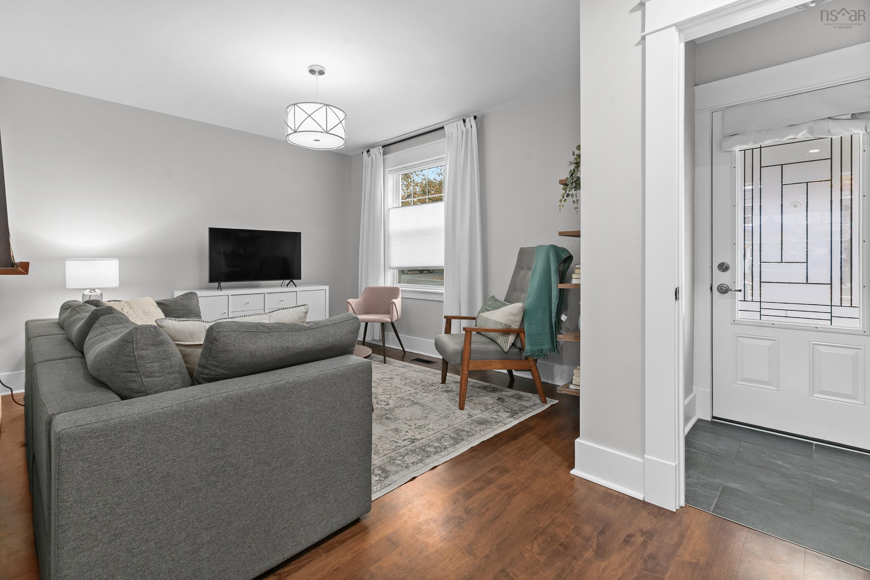 Thumbnail image for 5544 Duffus Street MLS<sup>®</sup> 202528507